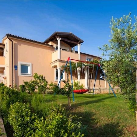 Spacious Apartment With Parking&Garden Marčana Kültér fotó