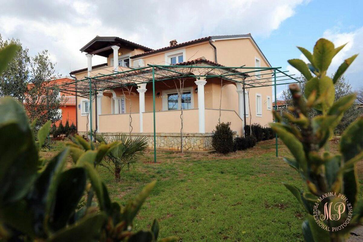 Spacious Apartment With Parking&Garden Marčana Kültér fotó
