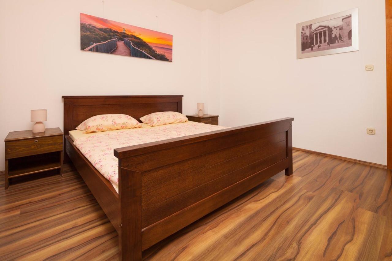 Spacious Apartment With Parking&Garden Marčana Kültér fotó