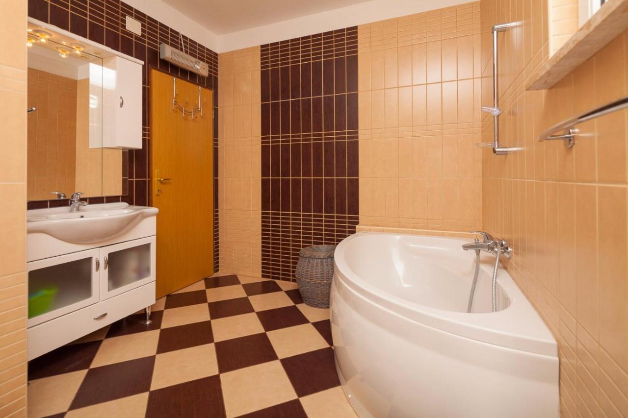 Spacious Apartment With Parking&Garden Marčana Kültér fotó