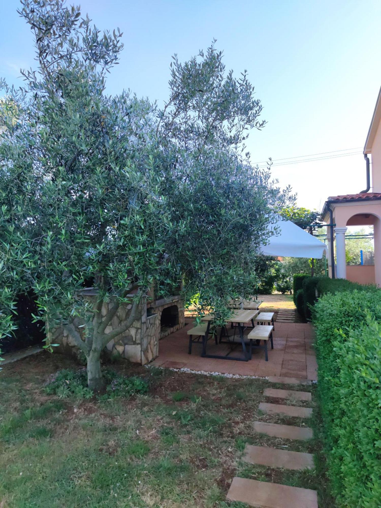 Spacious Apartment With Parking&Garden Marčana Szoba fotó